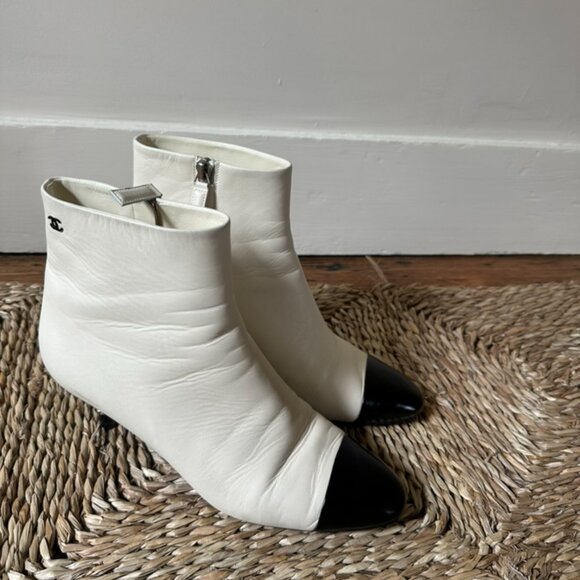 Chanel CC logo Black and White round toed boots - Picture 2 of 7